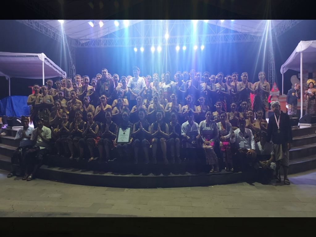 Tari Kecak Perempuan Pertama Raih Rekor MURI