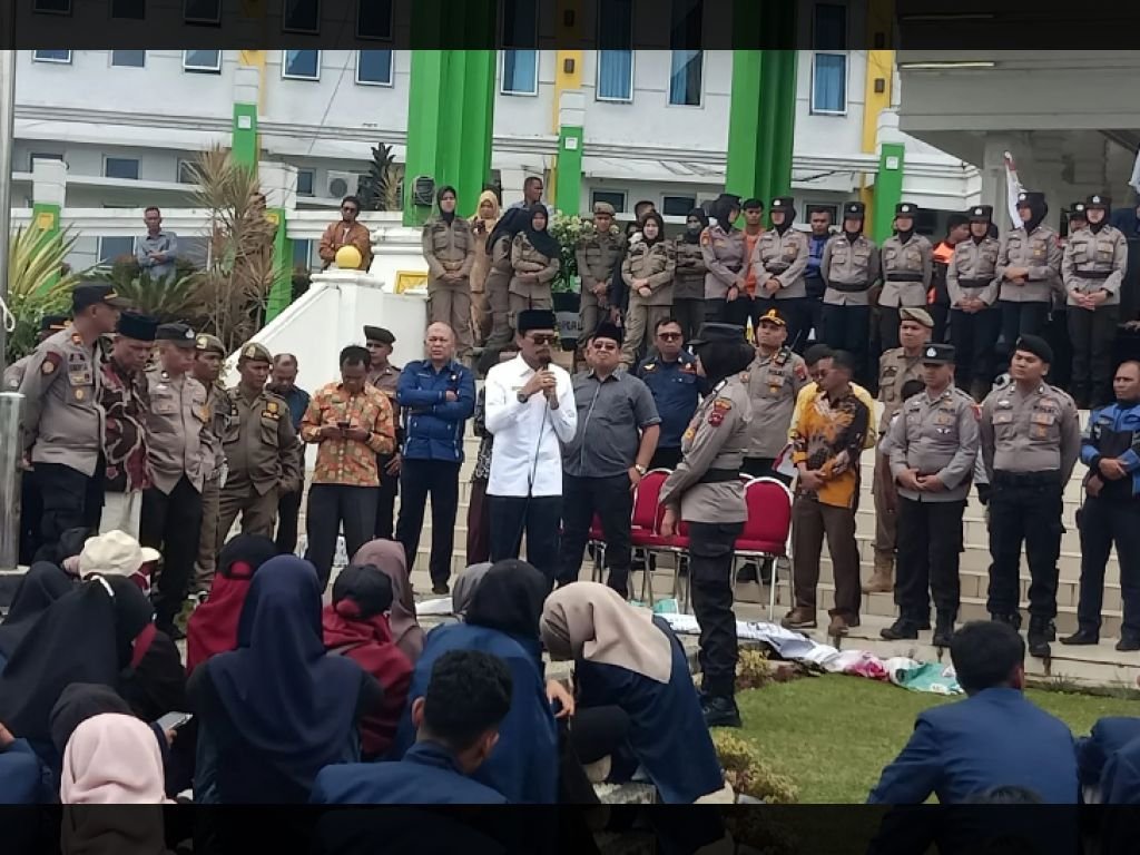 Ratusan Mahasiswa 