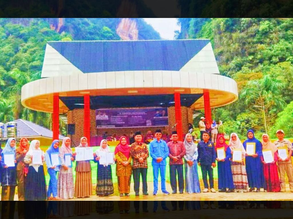 Bupati dan Kanwil Kamenag Sumbar Serahkan Sertifikat Halal 3000 Desa serentak se-Indonesia