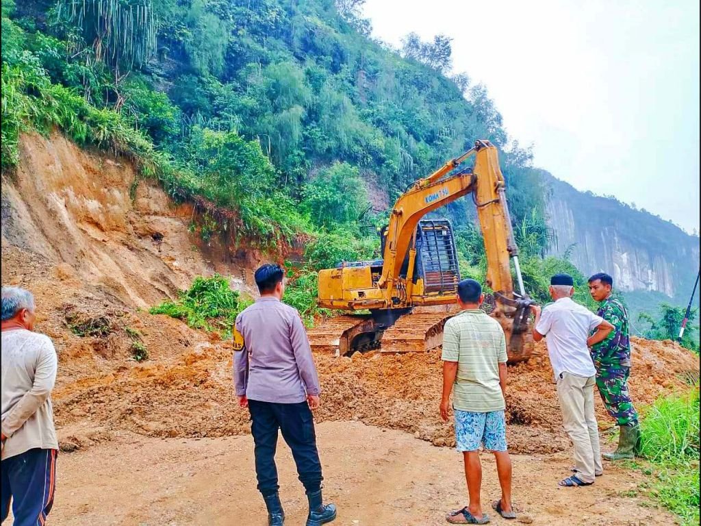 Koramil 0306 dan Warga Tanggap, Bebaskan Longsoran Jalan ke Objek Wisata Harau