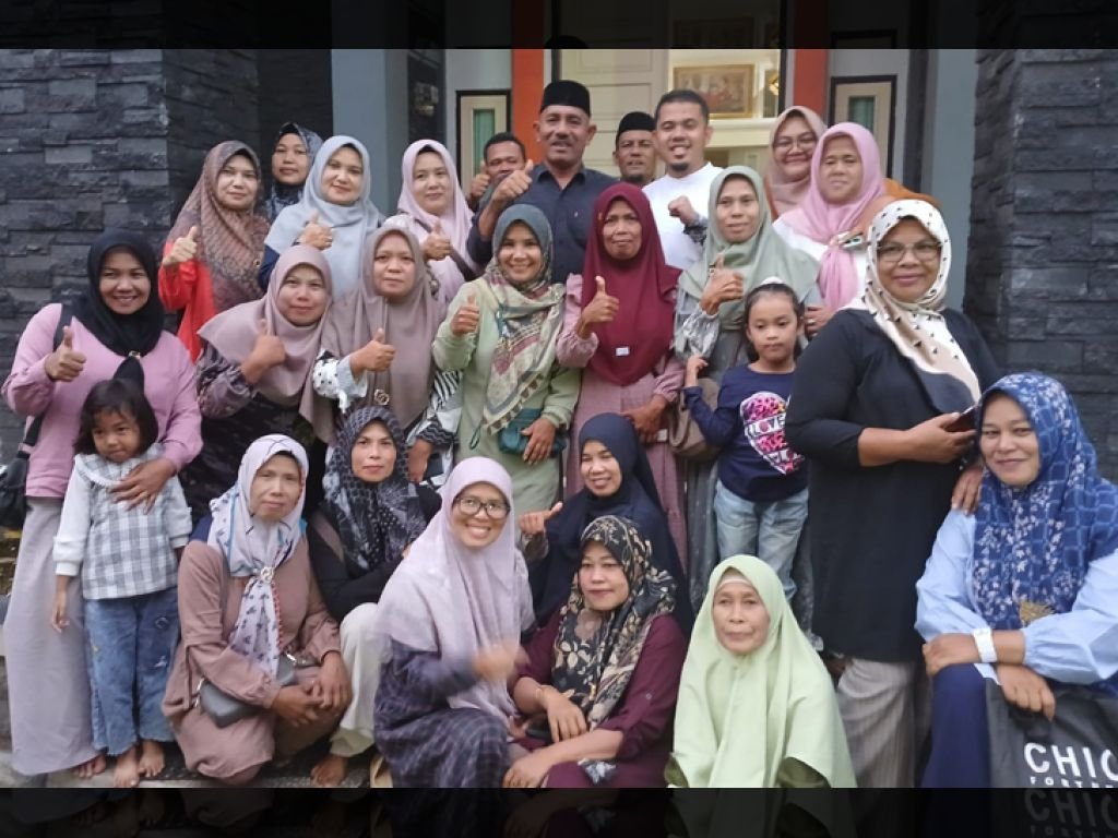 Masyarakat 50 Kota Padati Kediaman Safni Sikumbang Ucapkan Selamat