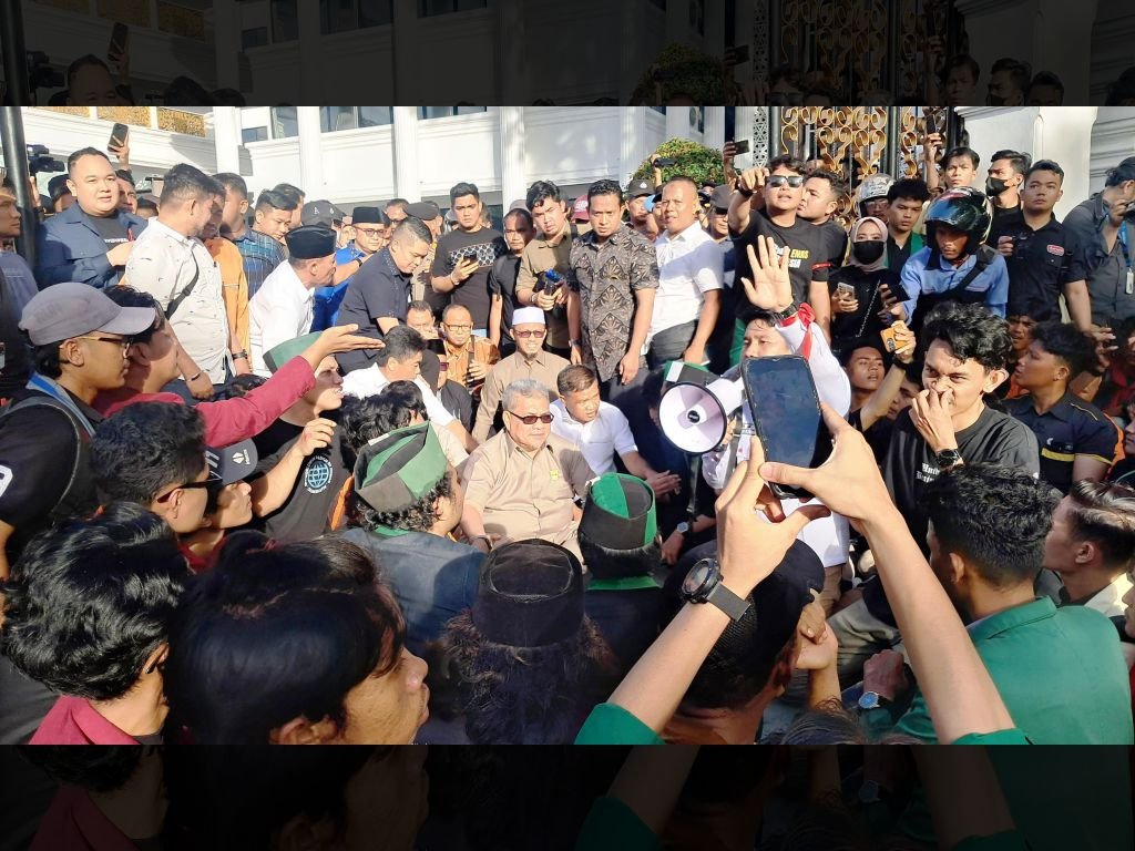 Aksi Demonstrasi Bergerak ke DPRD Sumbar, Tuntut  Pengesahan RUU Perampasan Aset