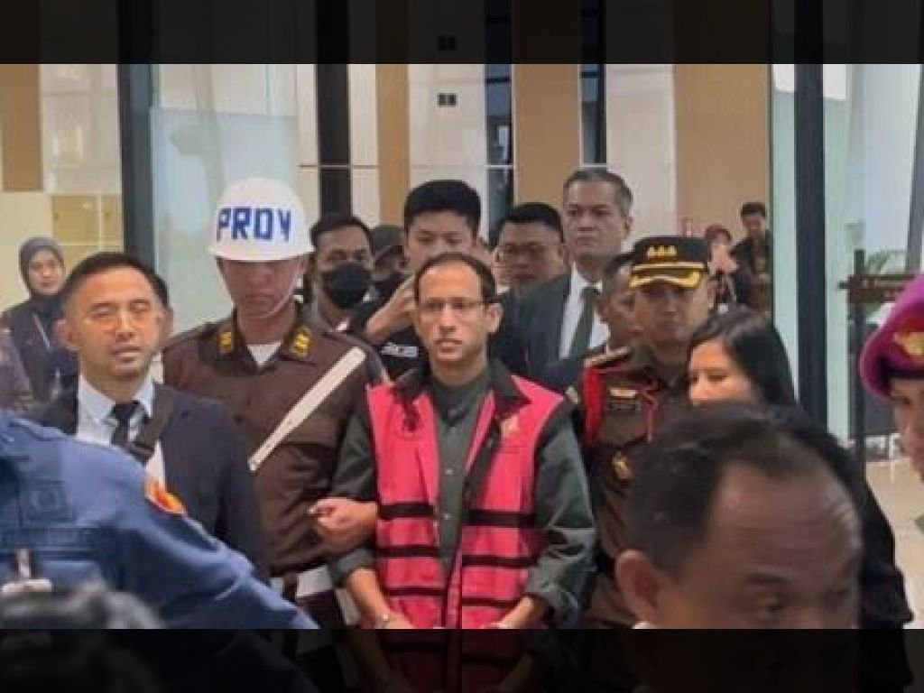 Kejagung Tetapkan Nadiem Makarim Tersangka Kasus Laptop Chromebook, Langsung Kenakan Rompi Warna Pink