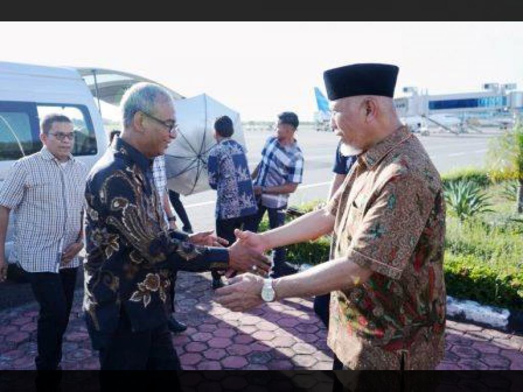 Tiba di Padang, Kajati Sumbar yang Baru Muhibuddin Disambut Gubernur Mahyeldi dengan Pemasangan Deta