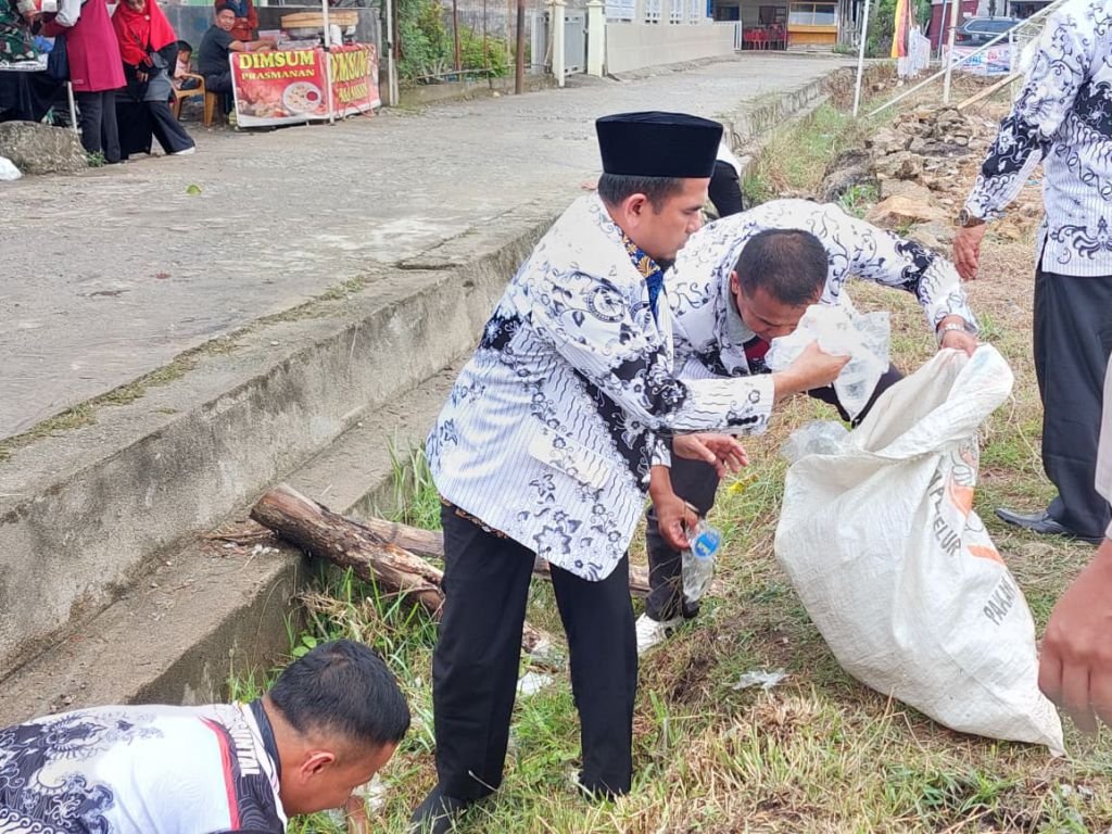 Wabup Candra Pimpin Aksi Bersih-Bersih HUT PGRI ke- 80 di Lapangan Bukit Sundi