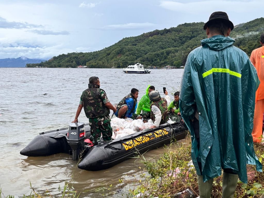 Penanganan Pasca Banjir, Distribusi Logistik Lewat Jalur Danau ke Paninggahan dan Muaro Pingai
