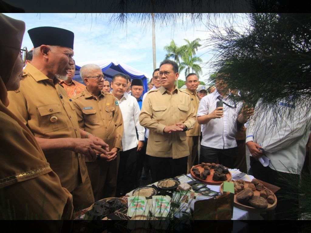 27 Ton Gambir Dikirim ke India, Mendag Budi Santoso Dorong Hilirisasi sebagai Kekuatan Ekspor Baru}