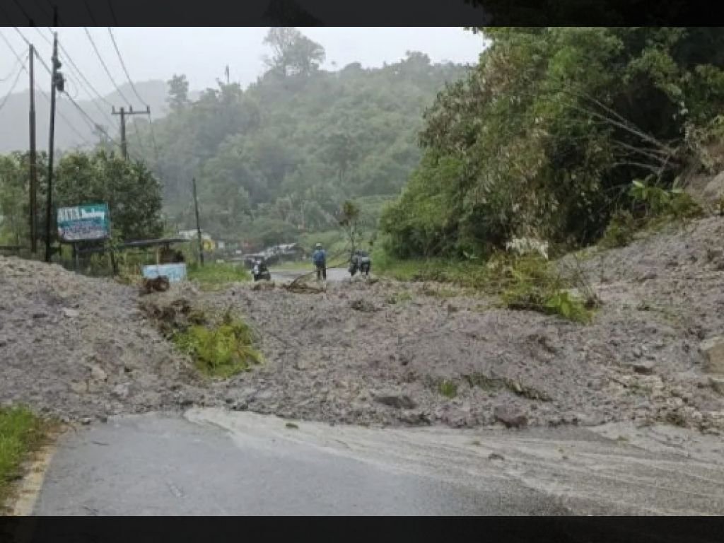 Akses Padang"Bukittinggi via Malalak Lumpuh akibat Longsor