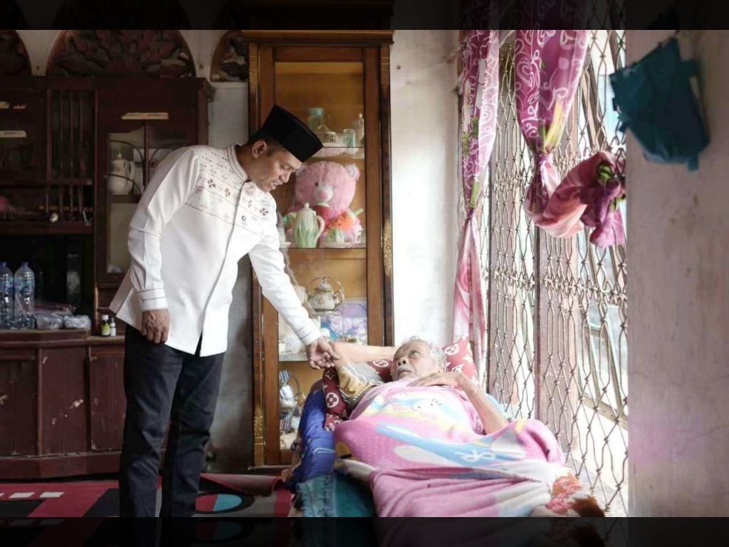 Kepedulian Bupati Solok Usung Bantuan ke Rumah Warga di Surian