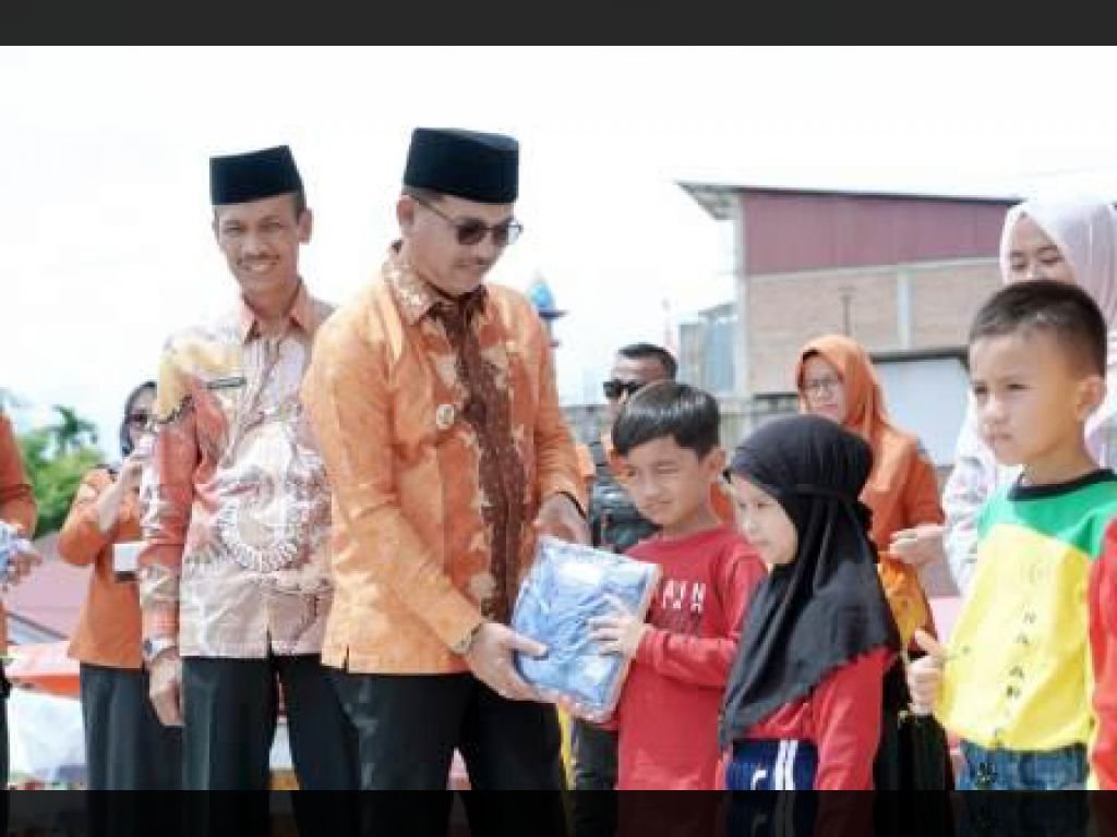 Seragam Gratis Kobarkan Semangat Baru Ribuan Pelajar Solok Selatan