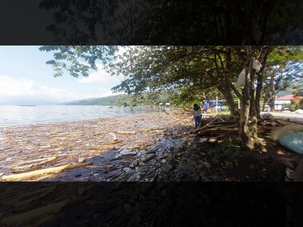 Danau Singkarak Tercemar, Tumpukan Sampah Kiriman Banjir Mengotori Wajah Objek Wisata