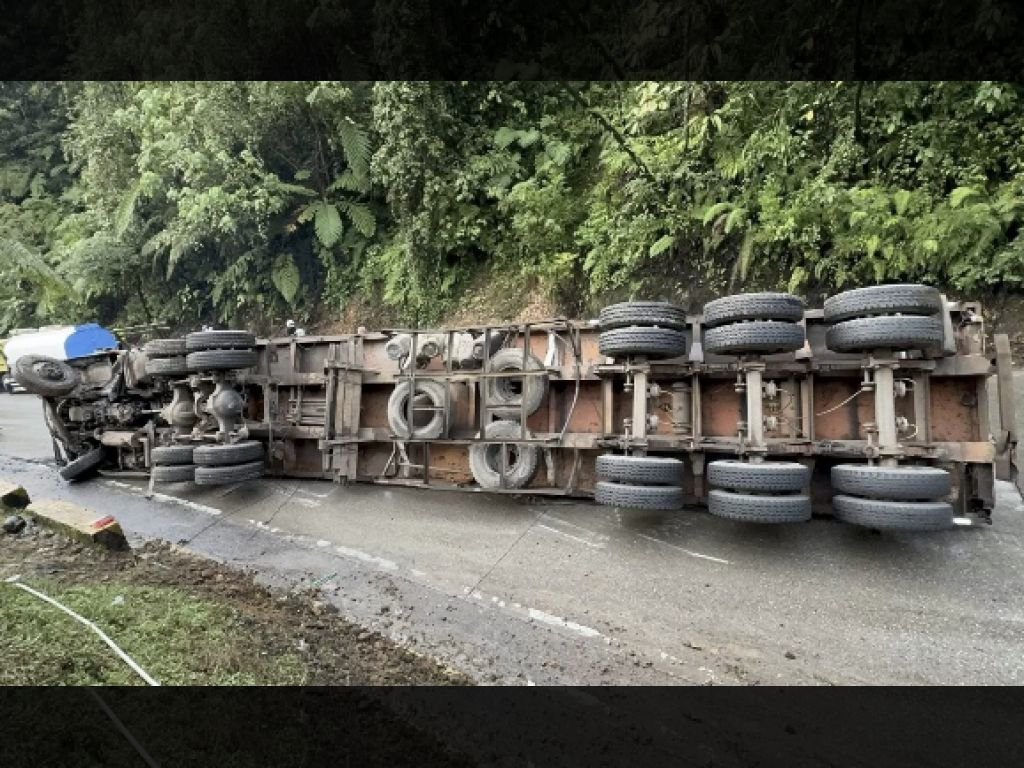 Truk Besar Terguling di Sitinjau Lauik, Jalur Padangâ€“Solok Alami Antrean Panjang