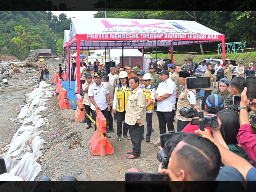 Di Lembah Anai, Presiden Prabowo Lihat Kondisi Jalan Nasional yang Putus Akibat Bencana Hidrometeorologi