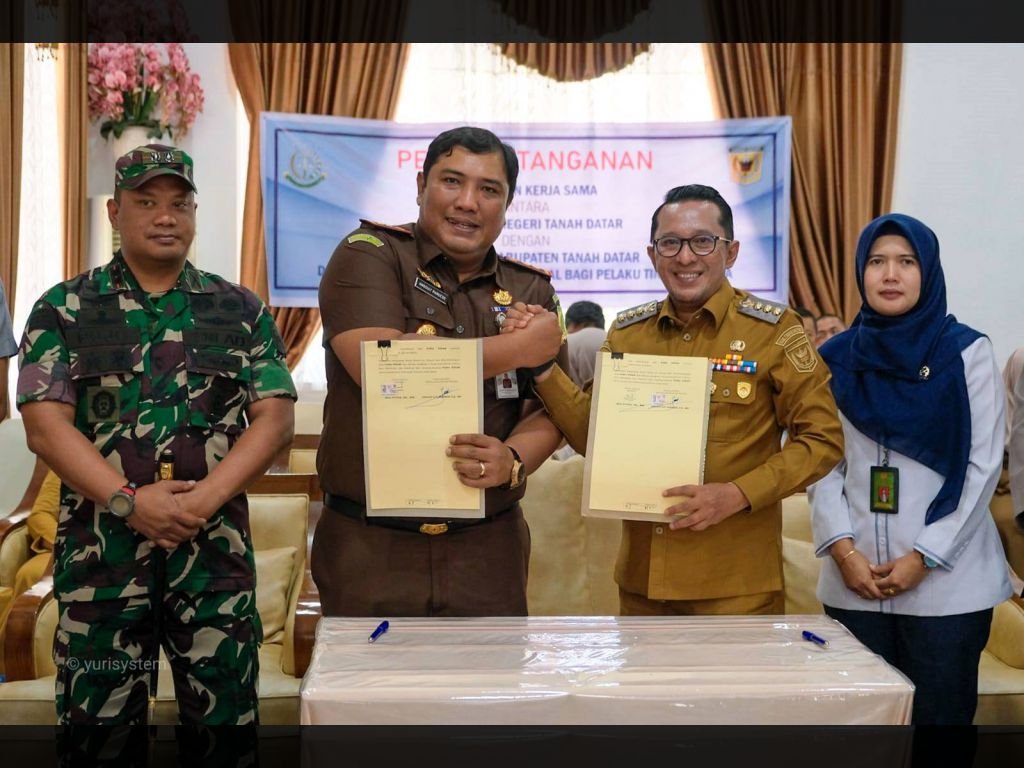 Pidana Sosial Diterapkan, Kajari Tanah Datar Teken Perjanjian Kerjasama dengan Bupati Eka Putra
