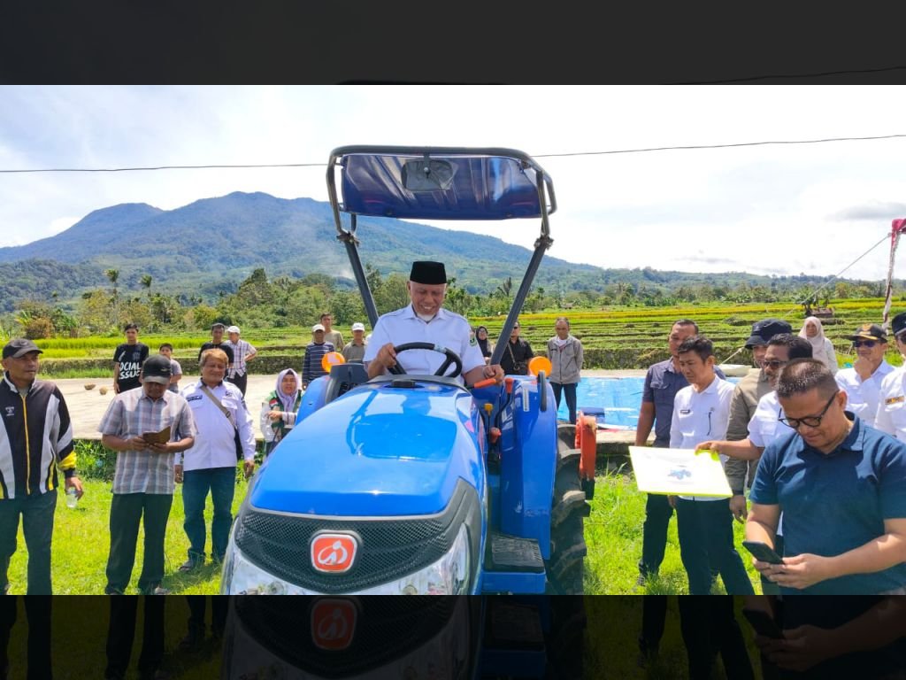 Perkuat Sektor Pertanian,  Gubernur Mahyeldi Serahkan Traktor Roda 4 bagi Kelompok Tani di Kabupaten Solok