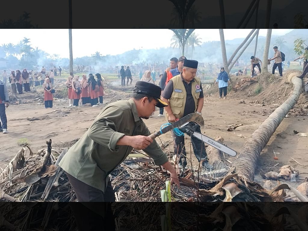 Wabup Candra dan TNI Menyatu dengan 2000 Pramuka, Bersihkan Lahan Terdampak Bencana Kabupaten Solok