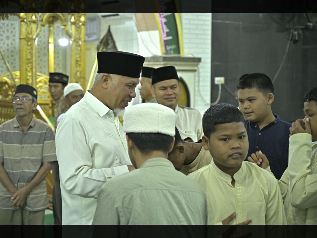 Kunker ke Pasbar, Gubernur Mahyeldi Mengisi Tausiah Subuh di Masjid Air Bangis