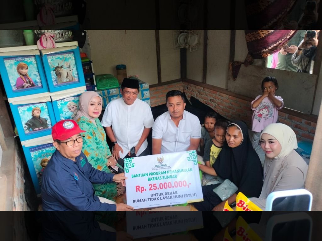 Ibu 5 Anak Warga Padang Pariaman Haru Biru Terima Bantuan Bedah Rumah dari Wagub Vasco