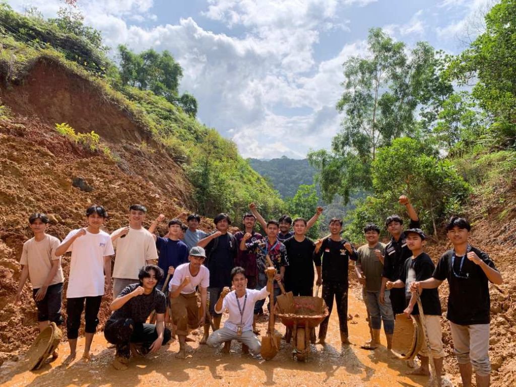 Mahasiswa UNAND Bersama TNI dan Warga Gotong Royong Pulihkan Akses Jalan di Lambung Bukit