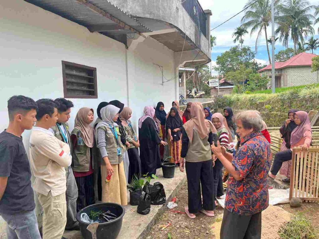 Pembuatan Pupuk Organik Cair (POC) dari Kulit Bawang dan Air Cucian Beras Bersama Ibu PKK di Jorong Pinang Sinawa
