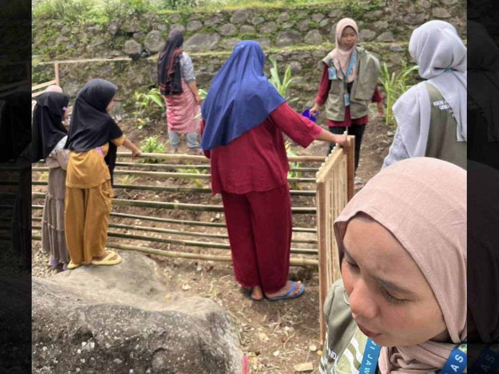 KKN Universitas Andalas Perkuat Kesadaran Obat Herbal Lewat Taman TOGA di Jorong Pinang Sinawa