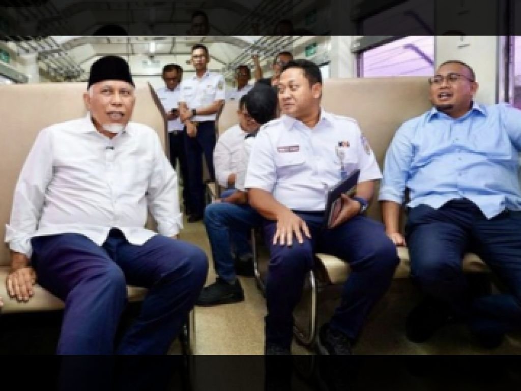 Commuter Line Padang Didorong Serius, Andre Rosiade dan Gubernur Sumbar Naik Kereta Bersama