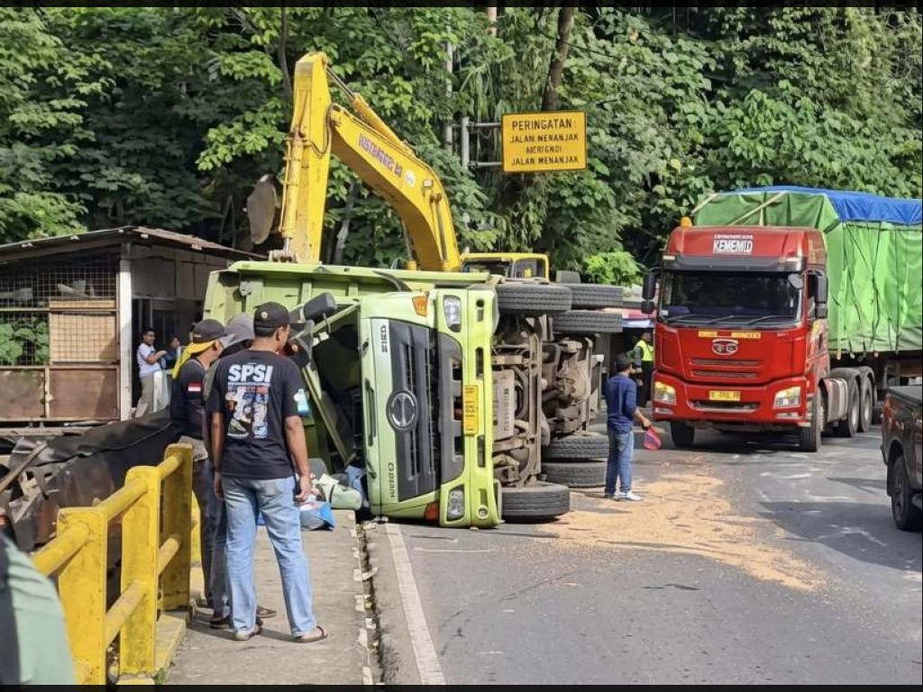 Truk Batu Bara Terguling di Panorama Satu Padang, Nyaris Masuk Jurang