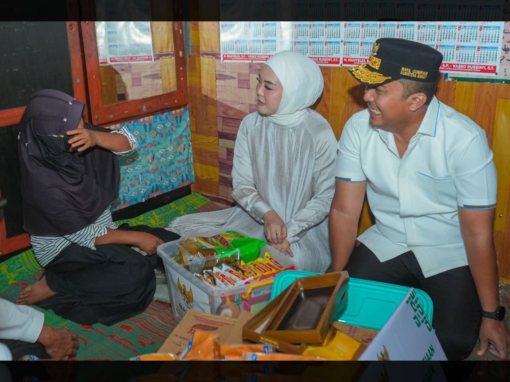 Wagub Vasko Sambangi Warga Kurang Mampu di Solok Selatan, Serahkan Bantuan RTLH Rp25 Juta}