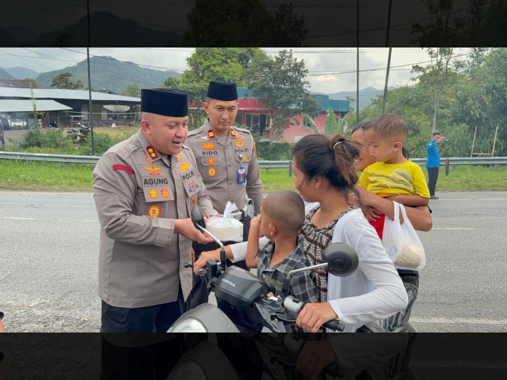 Kapolres Solok Bagikan Takjil di Simpang Tuga Ayam, Ingatkan Pengendara Tentang Keselamatan Lalu Lintas}