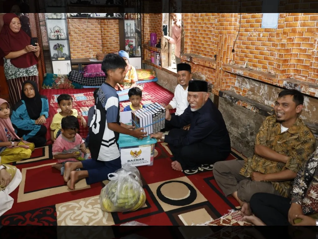 Warga Pinang Balirik Terima Bantuan Bedah Rumah dari Gubernur Mahyeldi