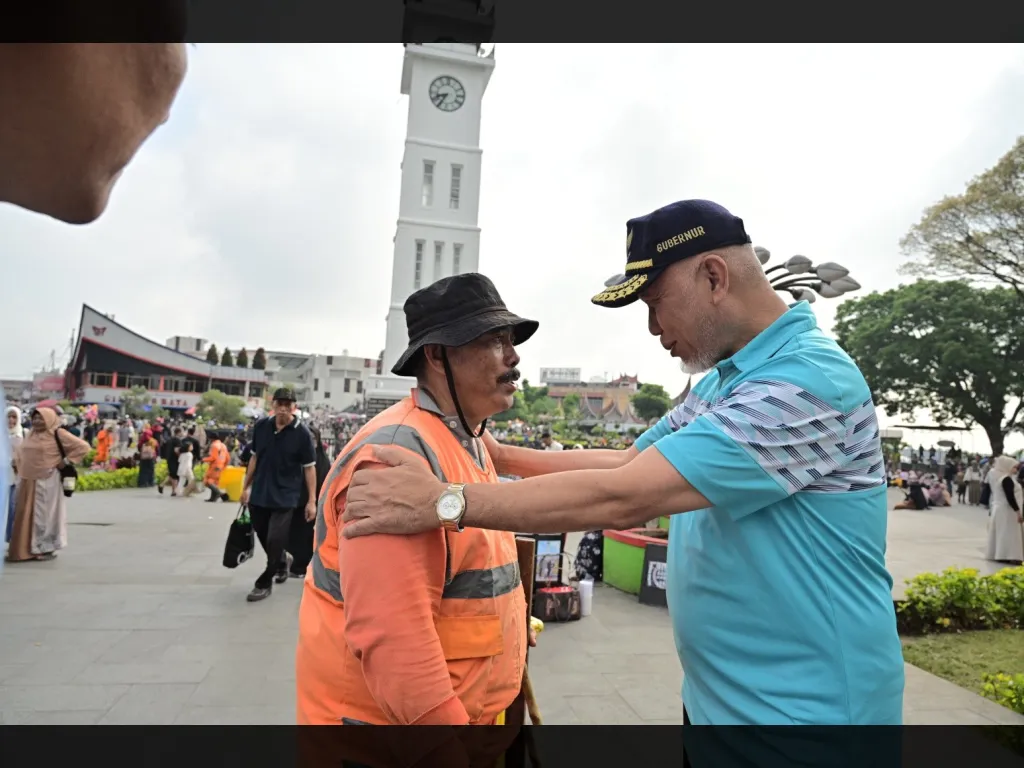 Gubernur Mahyeldi menyampaikan apresiasi kepada petugas kebersihan di Kota Bukittinggi