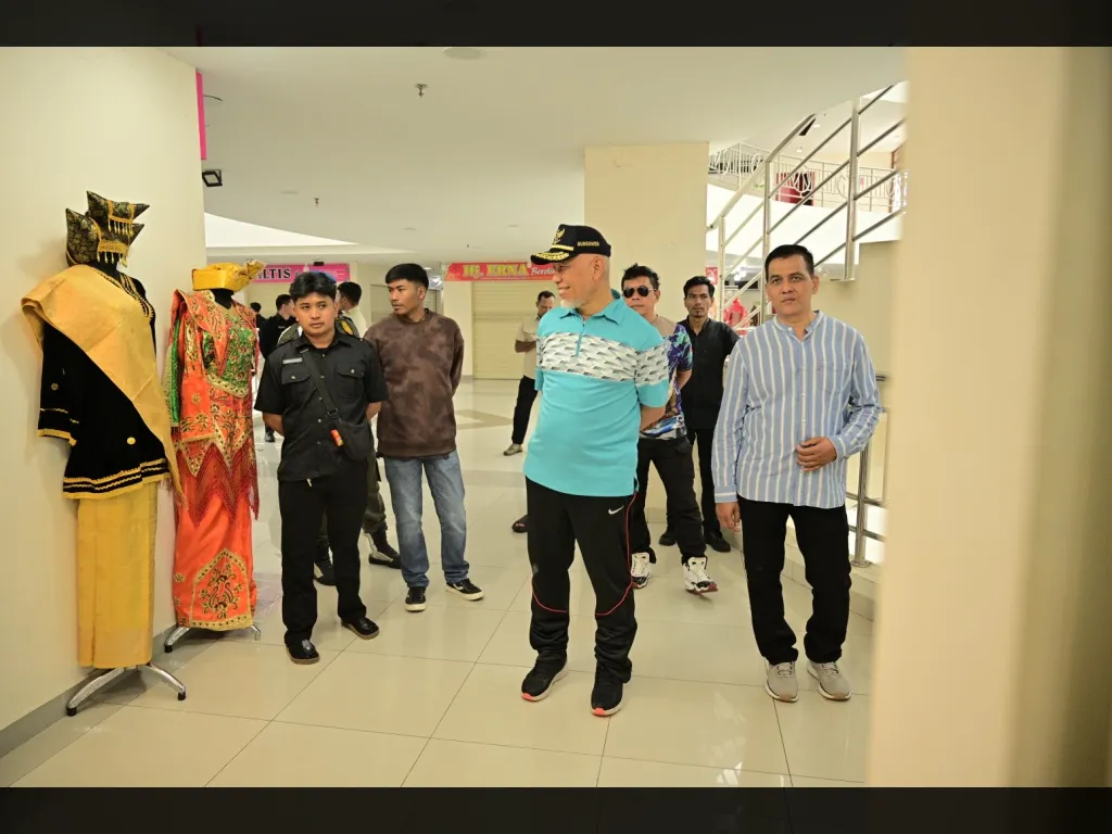 Pedagang pakaian tradisinal Minangkabau di Pasar Ateh Bukittinggi