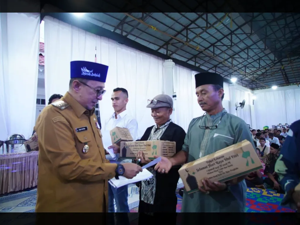 Moment Terindah, Petugas Kebersihan Tanah Datar Bukber dengan Bupati Eka Putra