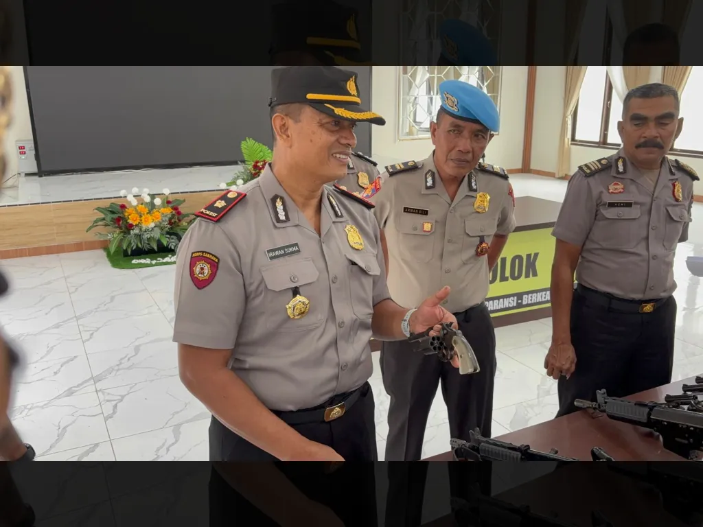 Perketat Pengawasan, Waka Polres Solok Cek Senjata Api  Dipegang Personil