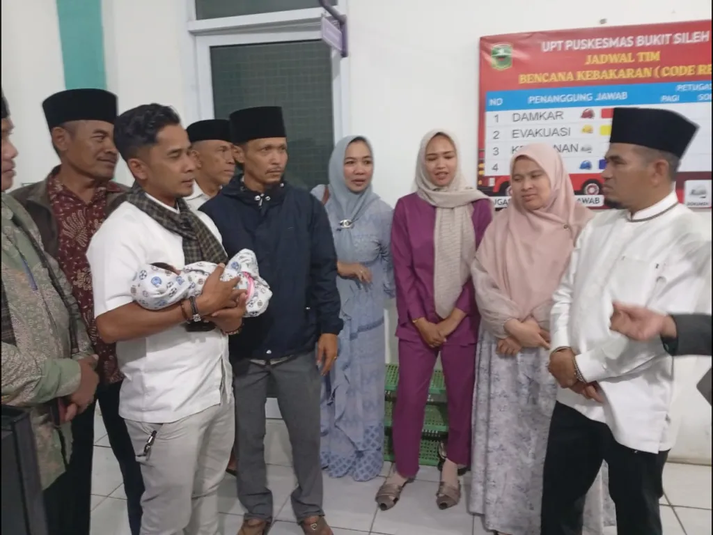 Anggota DPRD Tasman Putra menggendong bayi terlantar dan berniat mengadopsi