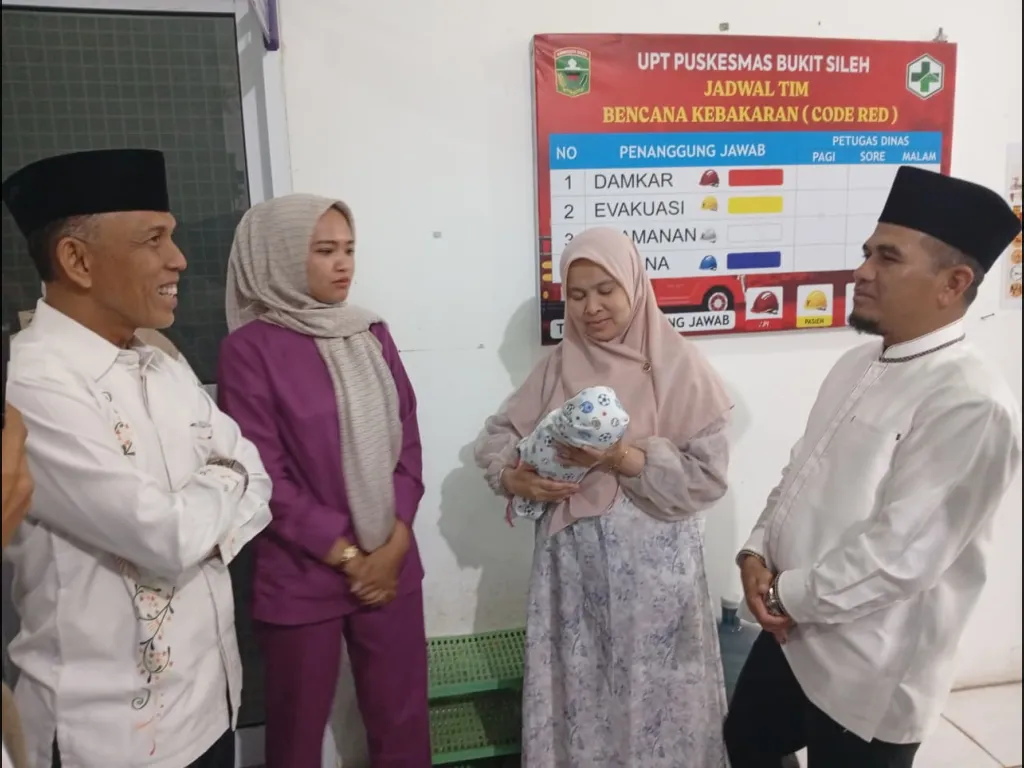 Wabup Candra bersama istri bezuk bayi mungil yang dirawat di puskesmas bukit sileh