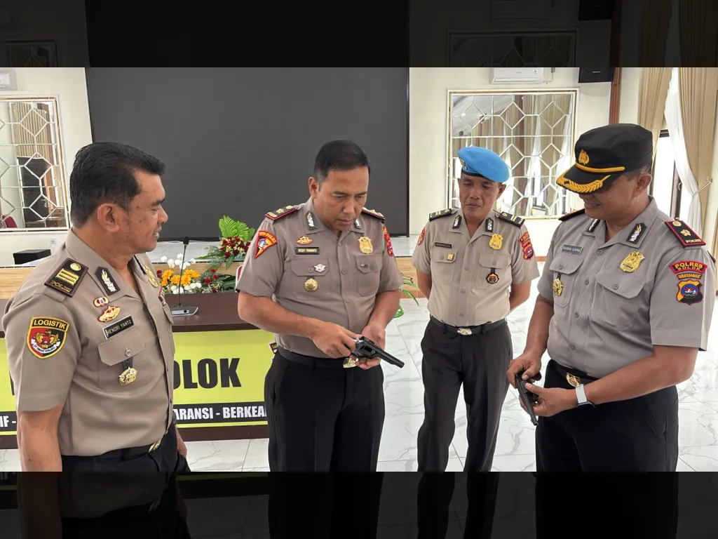 Pemeriksaan Senjata oleh Wakapolres Solok Kompol Irawan Sukama