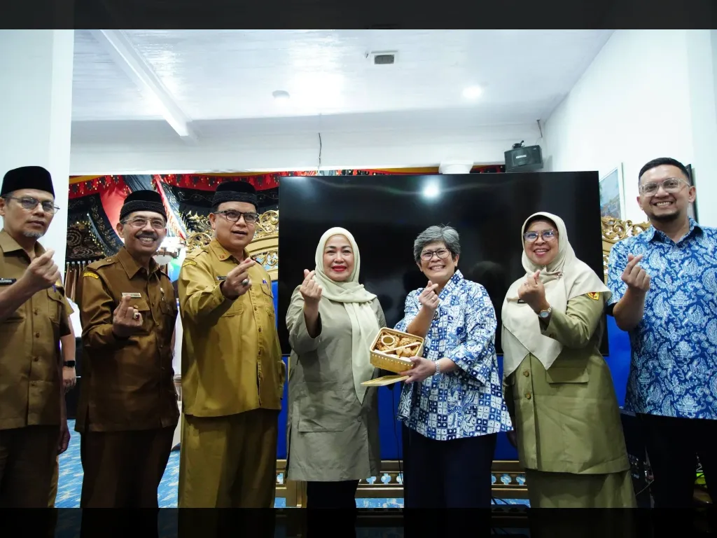 Asdep Pemasaran Pariwisata Mancanegara  foto bersama dengan ketua TP-PKK Tanah Datar