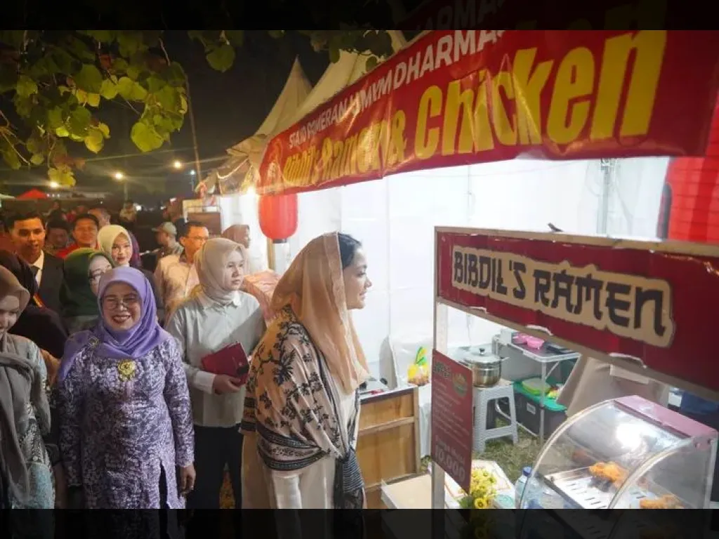 Bupati Annisa kunjungi stand bazar di komplek kantor Bupati Dharmasraya