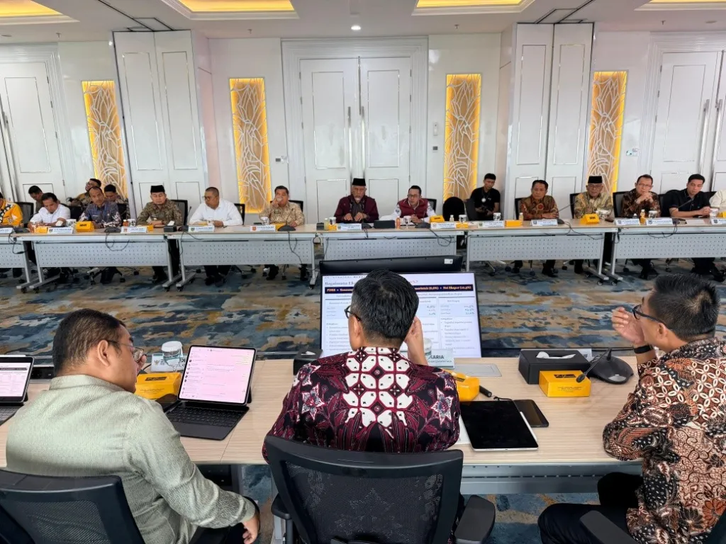 Rakor dengan Gubernur Mahyeldi, COO Danantara dan Kepala BP BUMN Dony Oskaria Dorong Investasi Bersifat Padat Karya