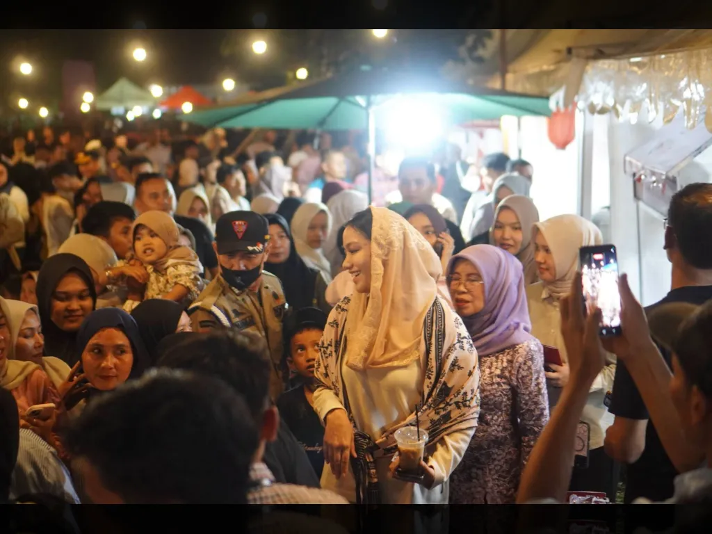 Pengunjung membludak menyaksikan musik live bersama Bupati Annisa