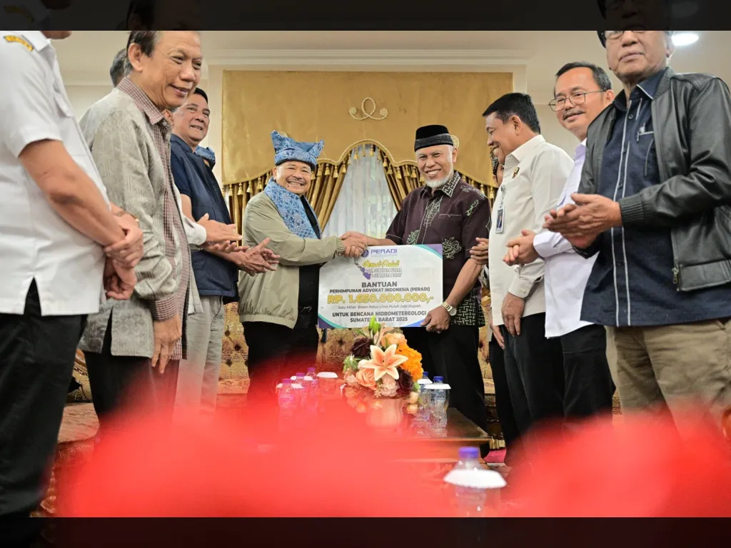  PERADI Antarkan Bantuan  Rp1,6 M Guna Pemulihan Fasum Terdampak Bencana di Sumbar