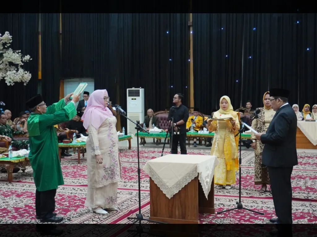 Prosesi pelantikan Rica Mega Sari sebagai Rektor UMMY Solok