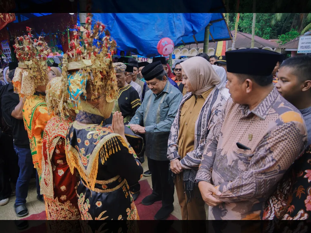 Bupati Annisa disambut hangat dengan suguhan sirih dalam carano pada Alek Nagari Tebing Tinggi