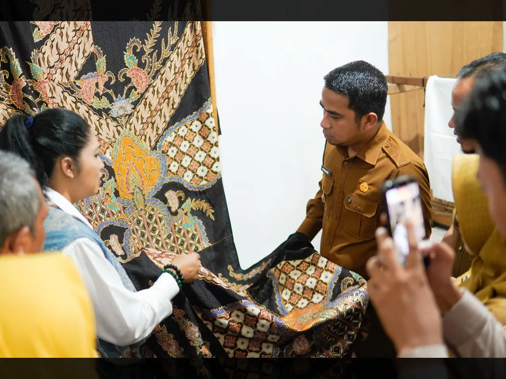 Walikota Solok Amati produk batik Kota Solok