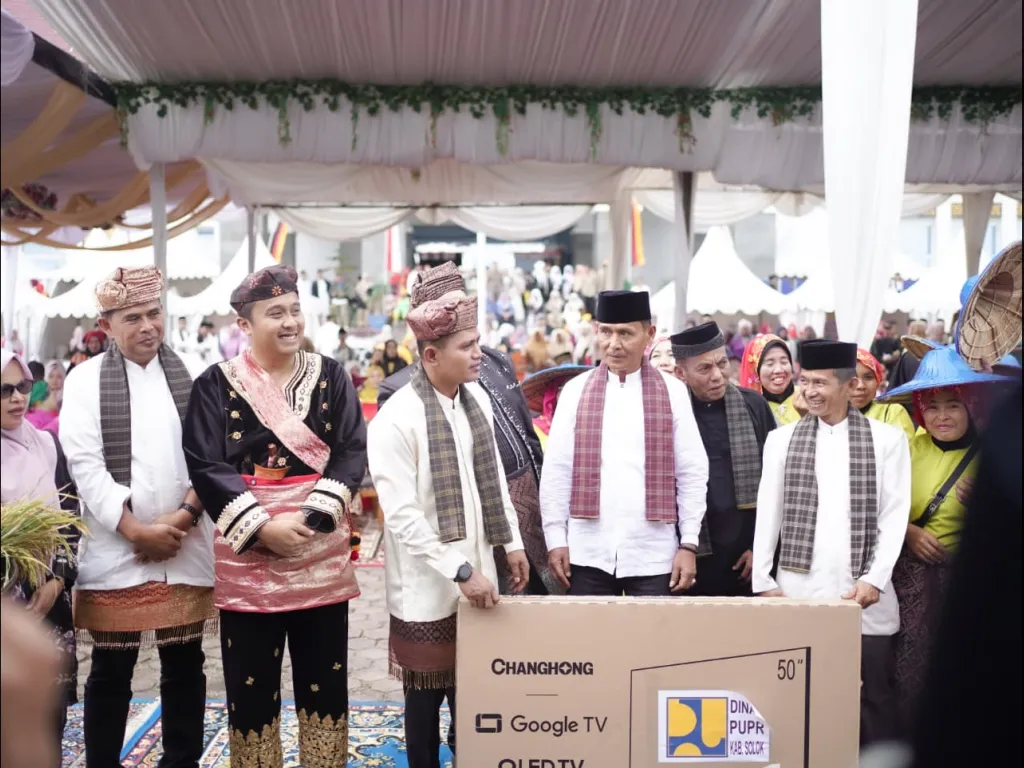 Hadiah di beri kepada penampilan pawai terbaik