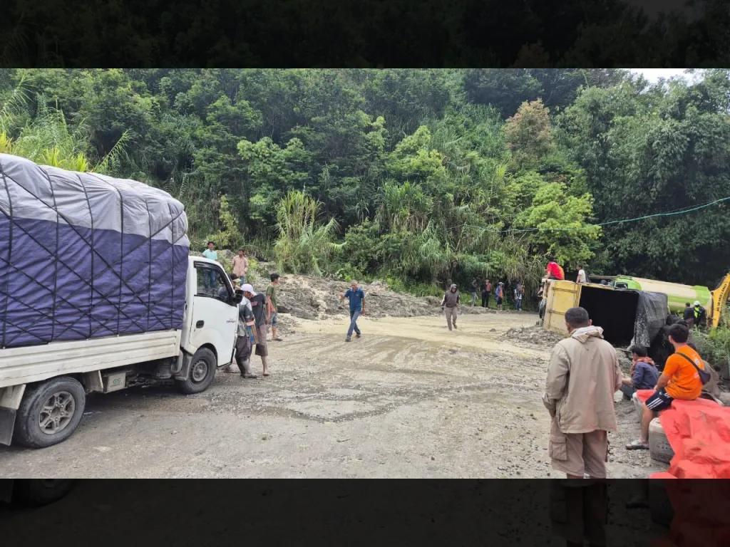 Kondisi jalan setelah dilakukan pembersihan