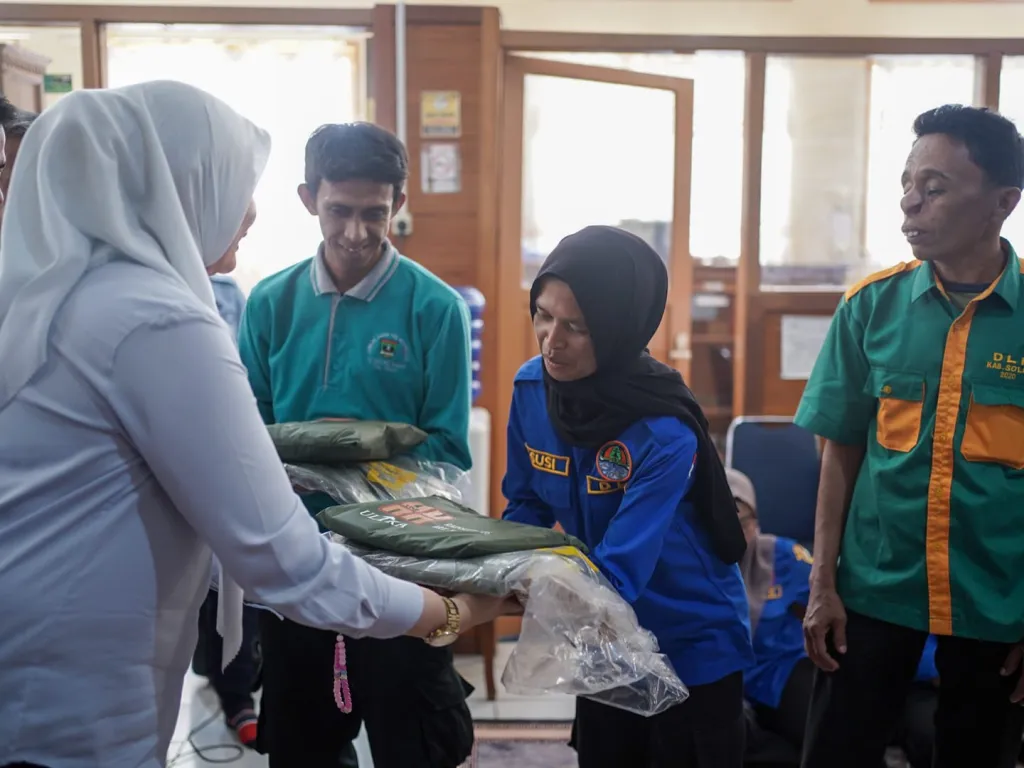 Penyerahan Alat Pelindung diri oleh Bunda Lingkungan Gidup Kabupaten Solok