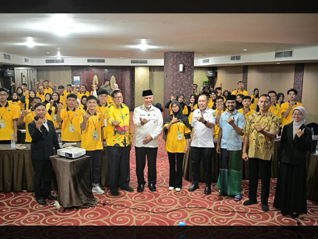 Gubernur Mahyeldi foto bersama dengan peserta pelatihan konten kreator