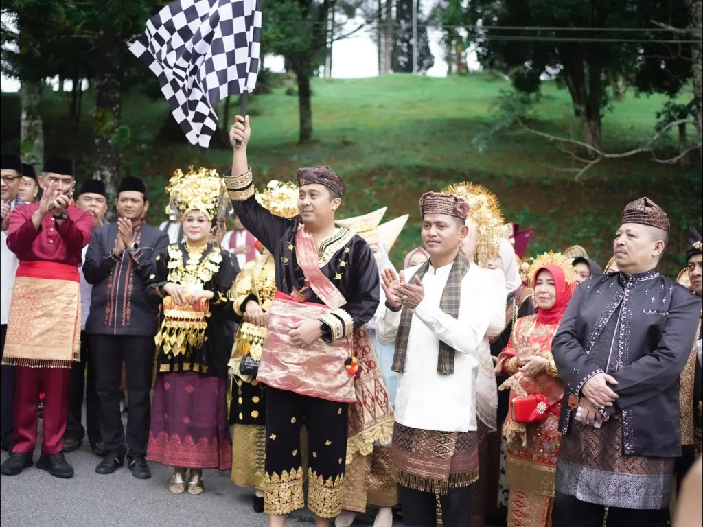 Wagub Sumbar Vasko Ruseimy lepas Pawai Budaya
